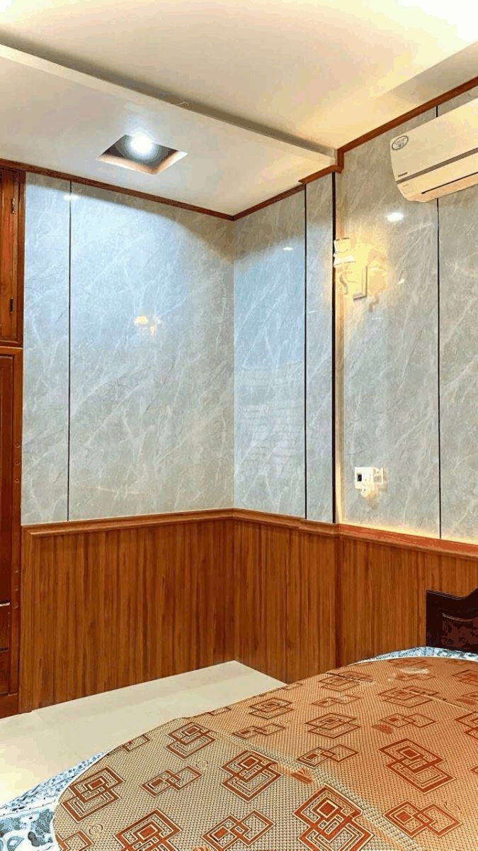 Thi Công Ốp Tường Măng Đen tại Khách Sạn