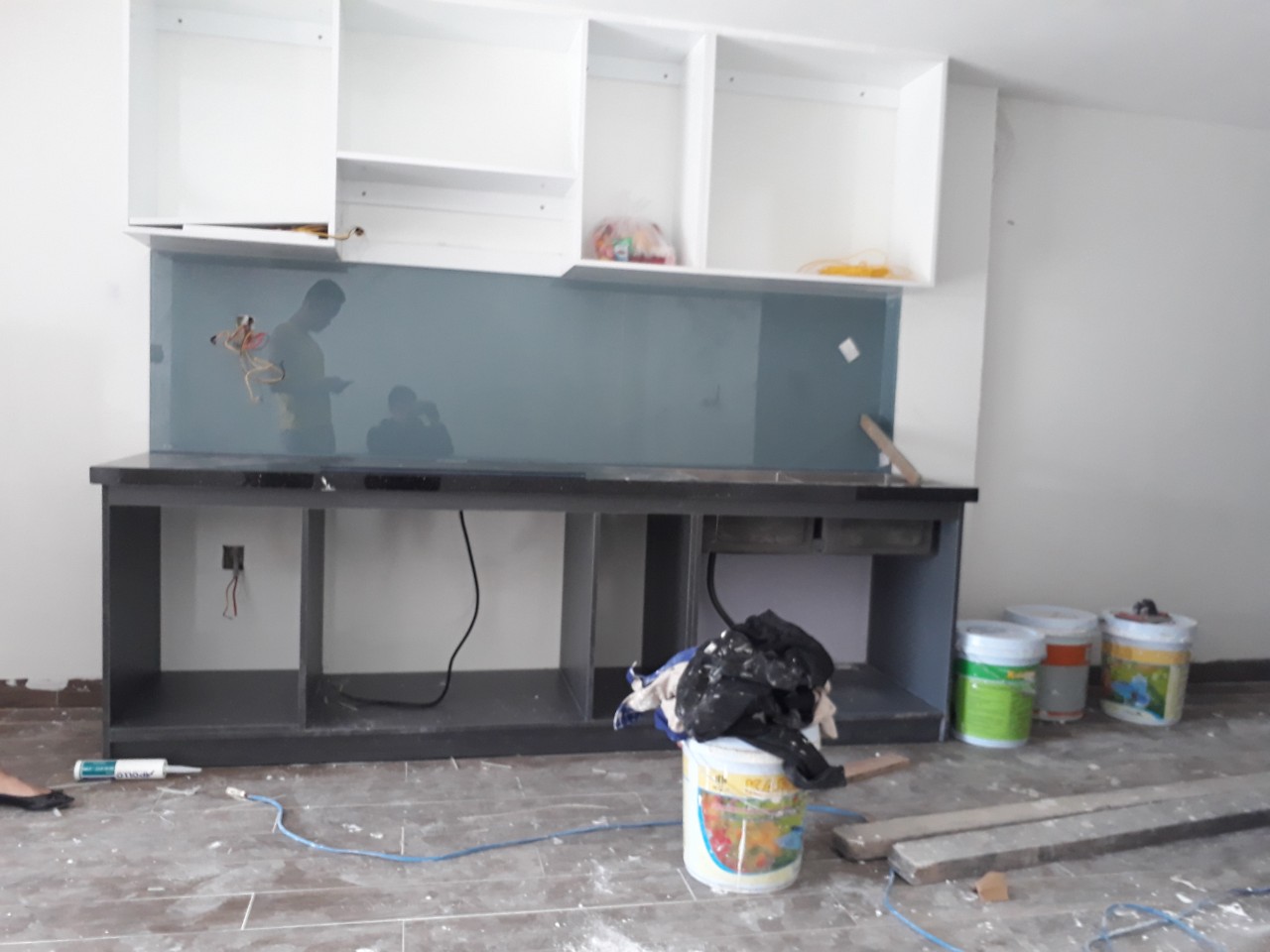 công trunhf tủ bếp đang hoàn thiện