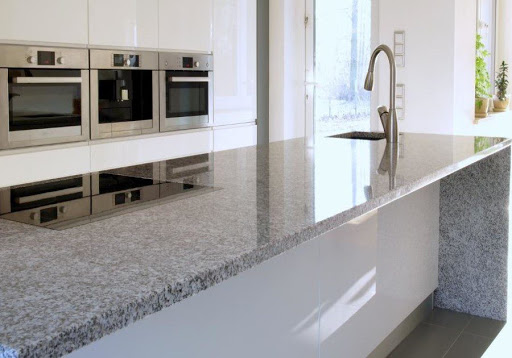 tủ bếp hiện đại 2020 mặt đá granite