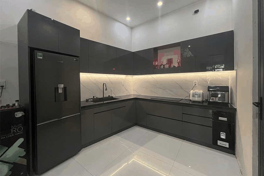 THI CÔNG TỦ BẾP NHỰA ĐẶC PHỦ ACRYLIC – A HOÀNG – Q.LIÊN CHIỂU